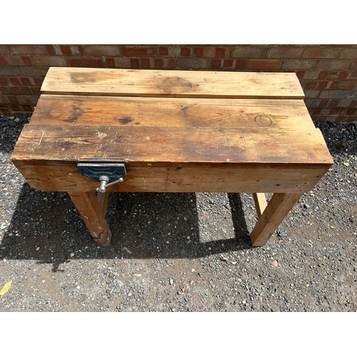 61 - A small workbench with a vice 110x52x79