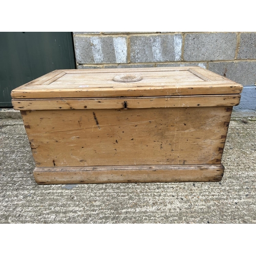 101 - A pine blanket box chest 92x55x50