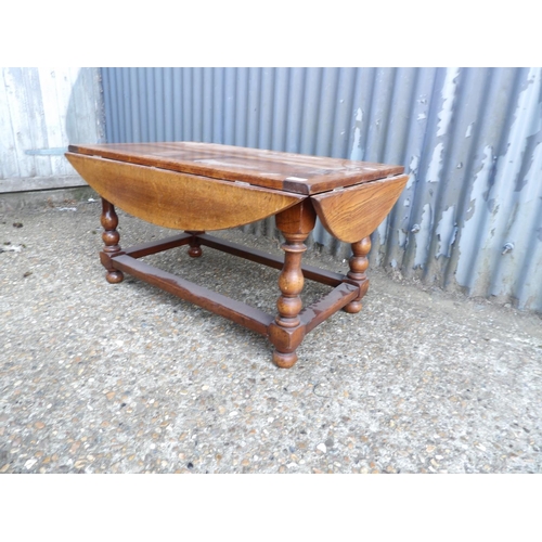 128 - An oak drop leaf coffee table