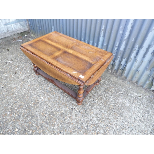 128 - An oak drop leaf coffee table