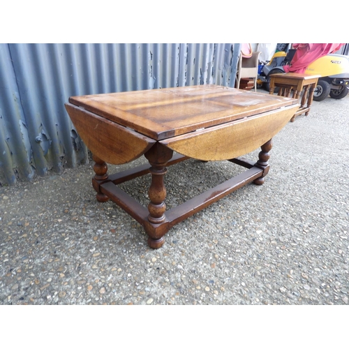 128 - An oak drop leaf coffee table