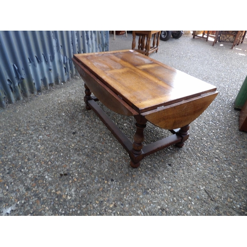 128 - An oak drop leaf coffee table