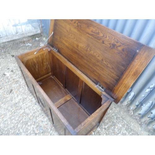 129 - An oak blanket box chest 92x40x54