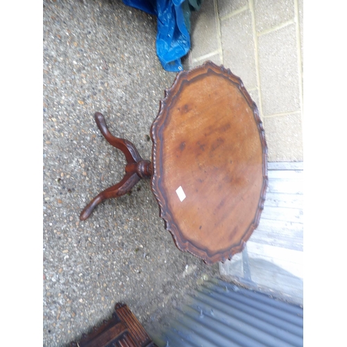 155 - A early 19th century mahogany snap top tripod table