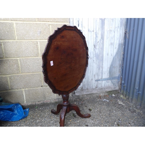 155 - A early 19th century mahogany snap top tripod table