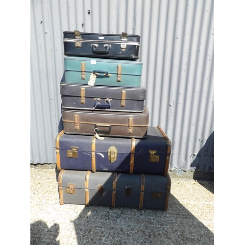 159 - Six vintage cases / trunks