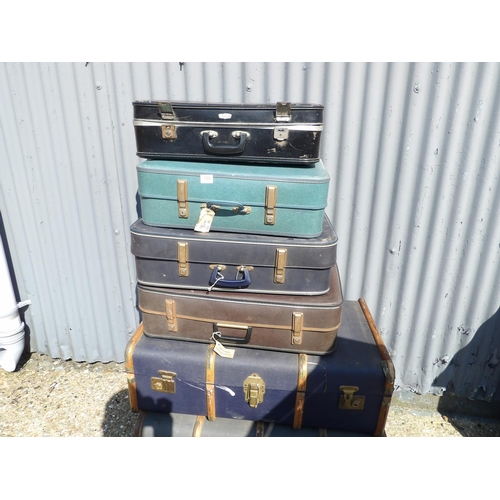 159 - Six vintage cases / trunks