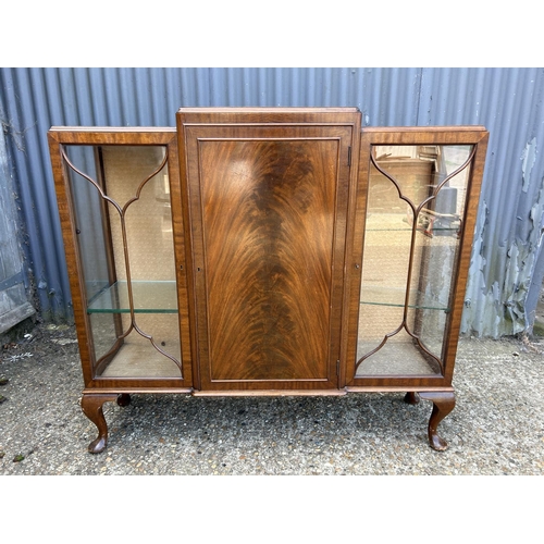 169 - A mahogany display cabinet  123x35x114