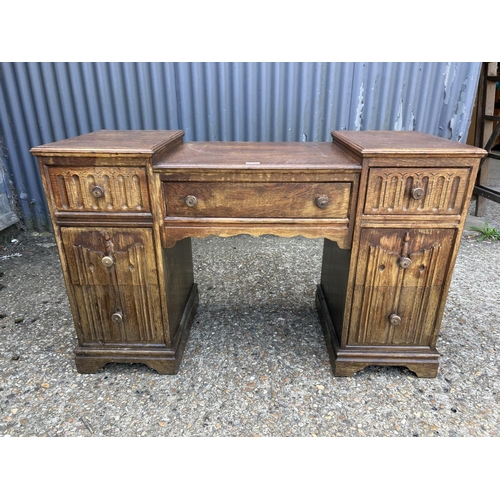 182 - A linenfold oak kneehole desk 118x47x77