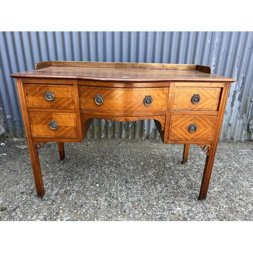 203 - A small mahogany bow front sideboard 115x55x80