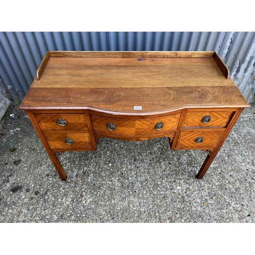 203 - A small mahogany bow front sideboard 115x55x80