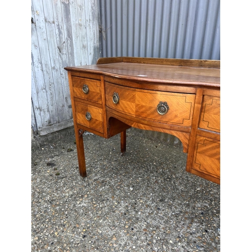 203 - A small mahogany bow front sideboard 115x55x80