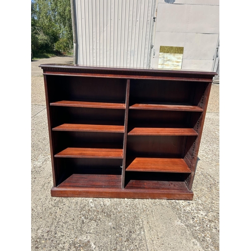 204 - A repro mahogany opem fronted bookcase 122x30x109