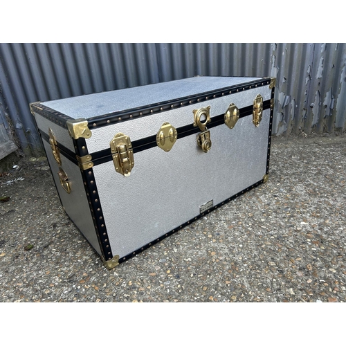 214 - Large aluminium storage trunk 92x50x50