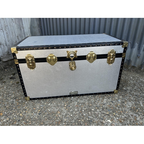 214 - Large aluminium storage trunk 92x50x50