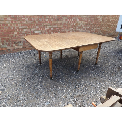 22 - A Victorian mahogany spider leg drop leaf dining table