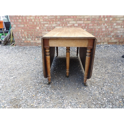 22 - A Victorian mahogany spider leg drop leaf dining table