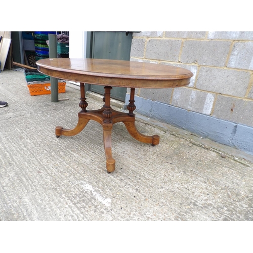 33 - A Victorian walnut oval dining table  130x100