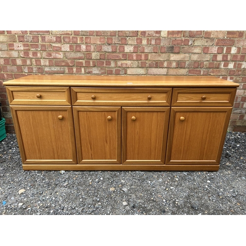 45b - A teak sideboard 176x44x56