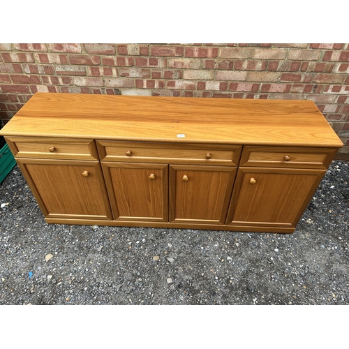 45b - A teak sideboard 176x44x56