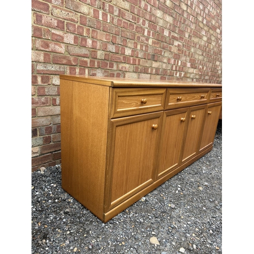 45b - A teak sideboard 176x44x56