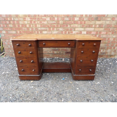 5 - A Victorian mahogany kneehole desk with brown leather top 135x55x77