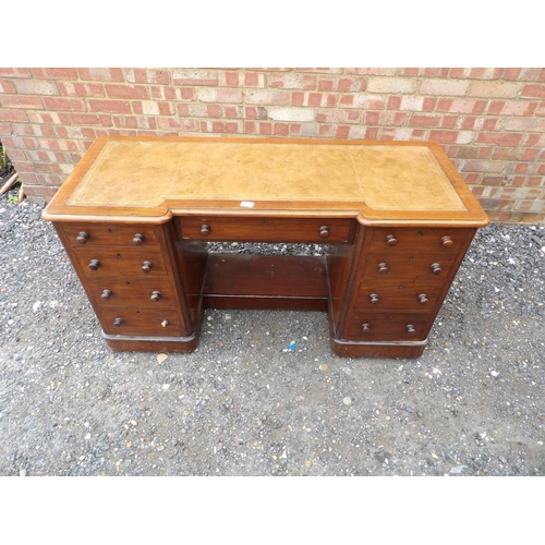 5 - A Victorian mahogany kneehole desk with brown leather top 135x55x77