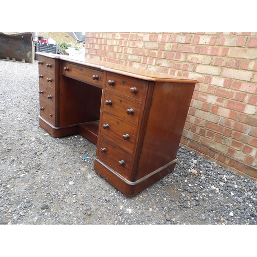 5 - A Victorian mahogany kneehole desk with brown leather top 135x55x77