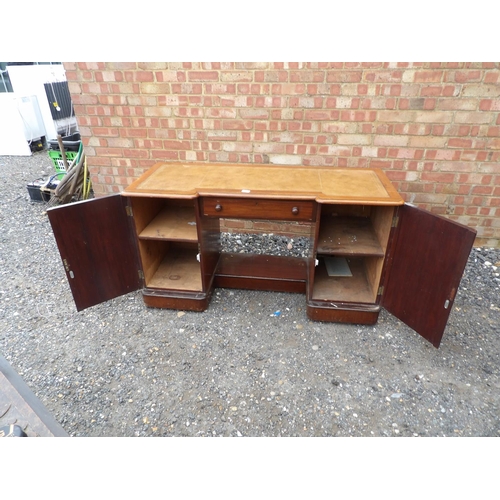 5 - A Victorian mahogany kneehole desk with brown leather top 135x55x77