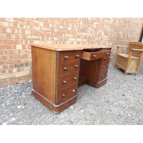 5 - A Victorian mahogany kneehole desk with brown leather top 135x55x77