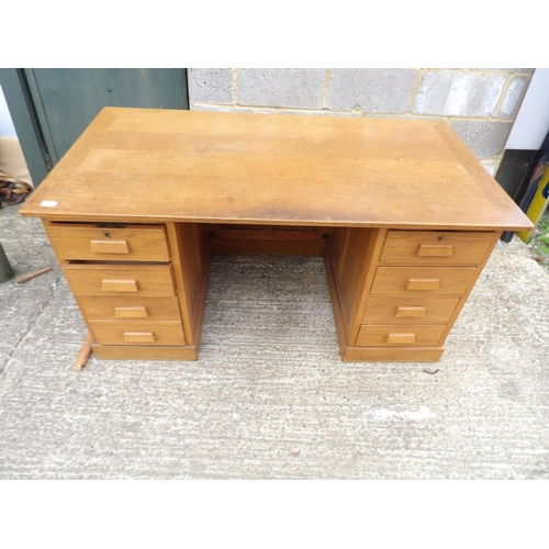 72 - A early. 20th century oak kneehole desk 150x80x77