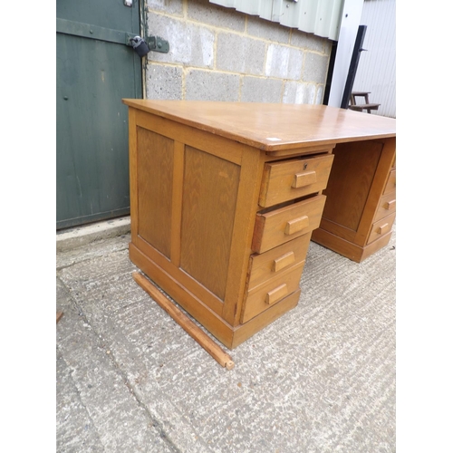 72 - A early. 20th century oak kneehole desk 150x80x77