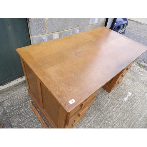 72 - A early. 20th century oak kneehole desk 150x80x77