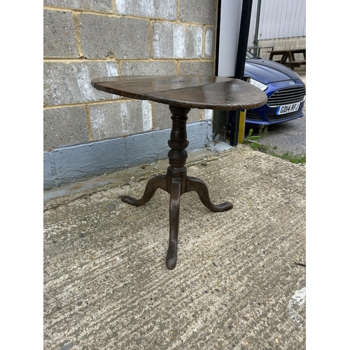 86 - Antique oak tripod table