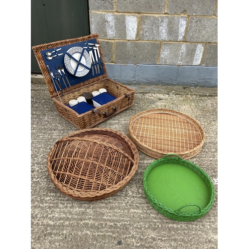 87 - Picnic hamper and wicker trays