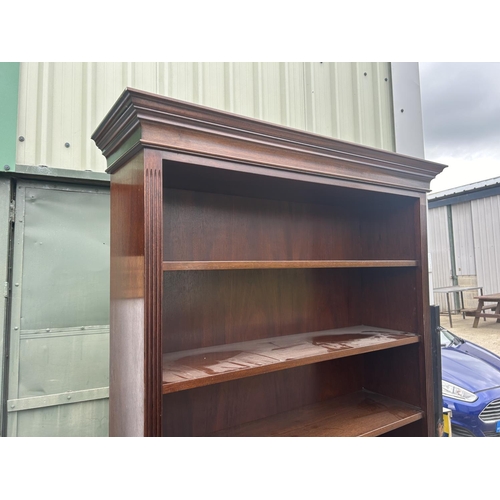 91 - A good quality open fronted mahogany bookcase 109x30x207