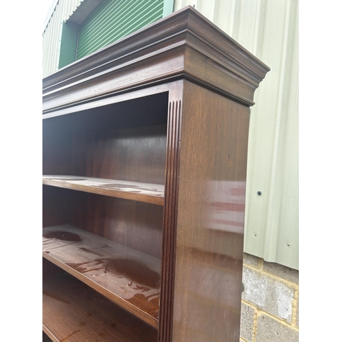 91 - A good quality open fronted mahogany bookcase 109x30x207