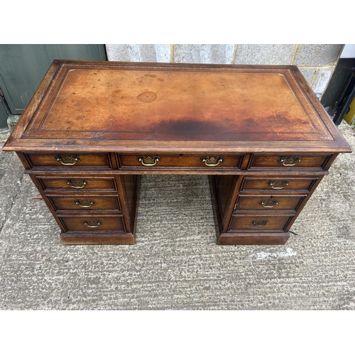 94 - A good quality reproduction oak twin pedestal desk with brown leather top 130x70x76