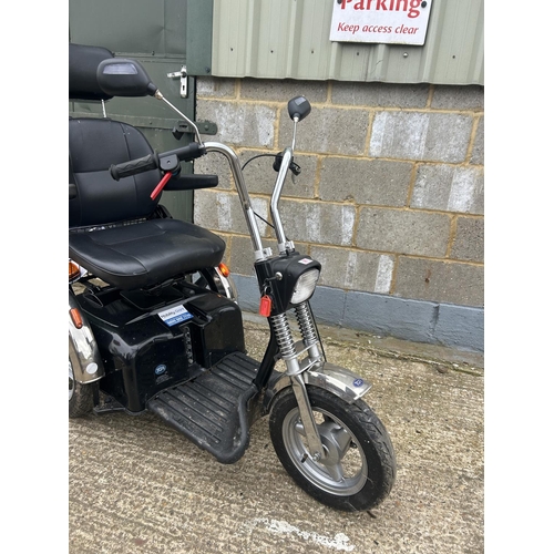 96 - A TGA THRE WHEEL MOBILITY SCOOTER WITH KEY AND CHARGER IN GOOD WORKING ORDER