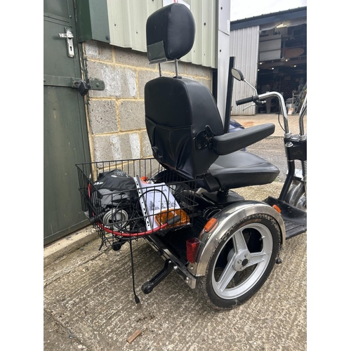 96 - A TGA THRE WHEEL MOBILITY SCOOTER WITH KEY AND CHARGER IN GOOD WORKING ORDER