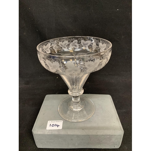 1014 - Large antique glass Rummer with engraved grapevine decoration, height 19 cms, diameter 15 cms (no da... 