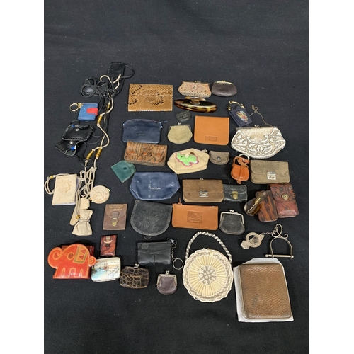 620 - Collection of vintage purses and wallets