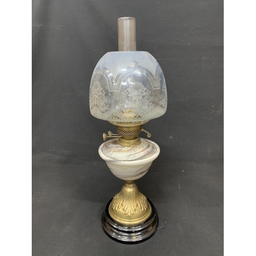 785 - Victorian oil lamp with etched glass shade (crack to font)