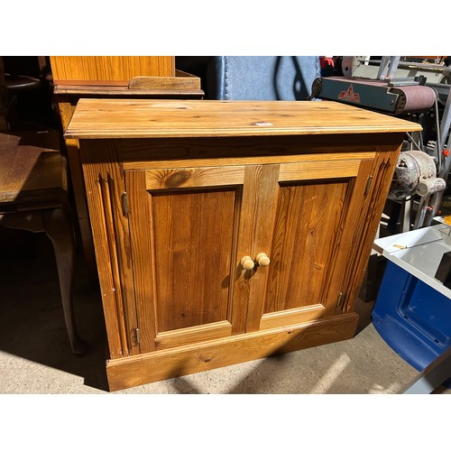 208 - A pine two door sideboard 90x44x80