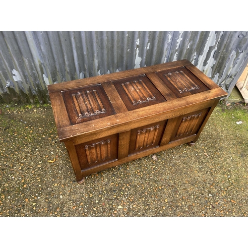 106 - An oak linenfold blanket box 100x45x55