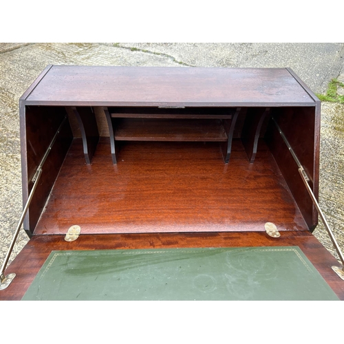 11 - Stag Minstrel bureau