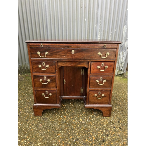 135 - A Georgian mahogany kneehole desk with brushing slide and secret drawer 88x47x72