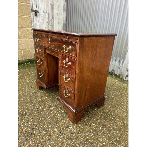 135 - A Georgian mahogany kneehole desk with brushing slide and secret drawer 88x47x72