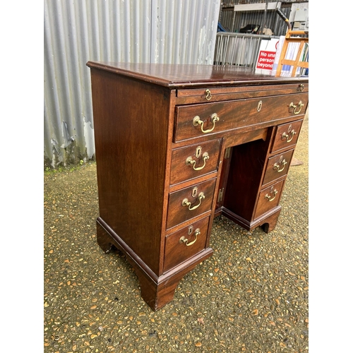 135 - A Georgian mahogany kneehole desk with brushing slide and secret drawer 88x47x72