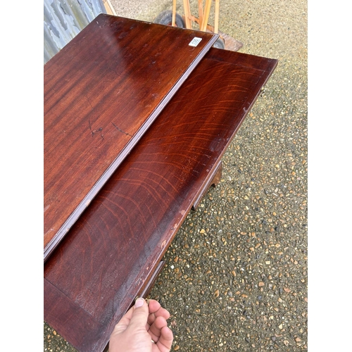 135 - A Georgian mahogany kneehole desk with brushing slide and secret drawer 88x47x72